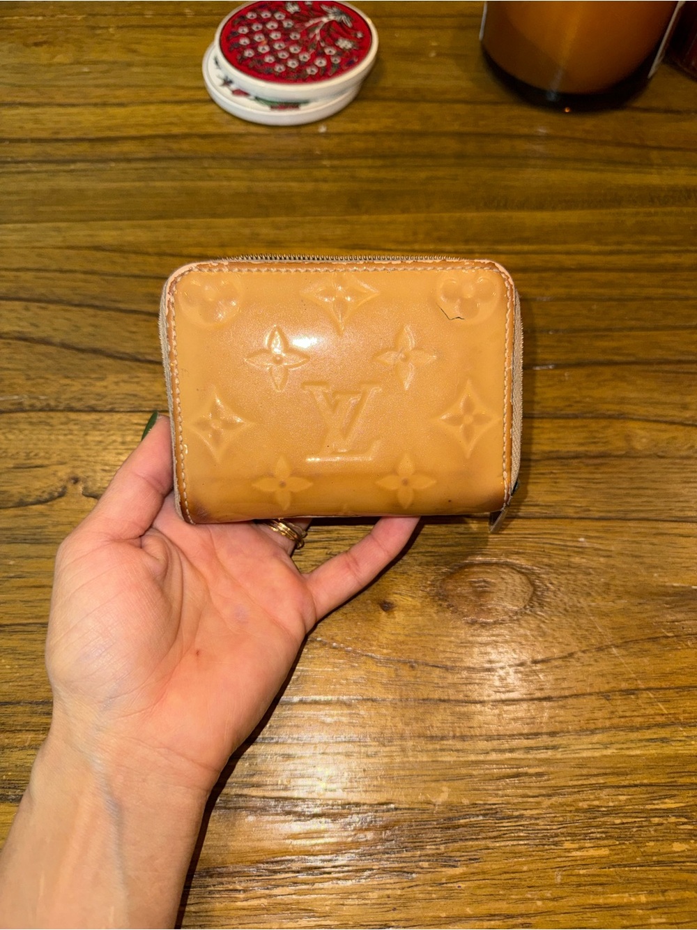 Louis Vuitton Vernis Zip Card Holder in Tan Patent - Picture 2 of 7